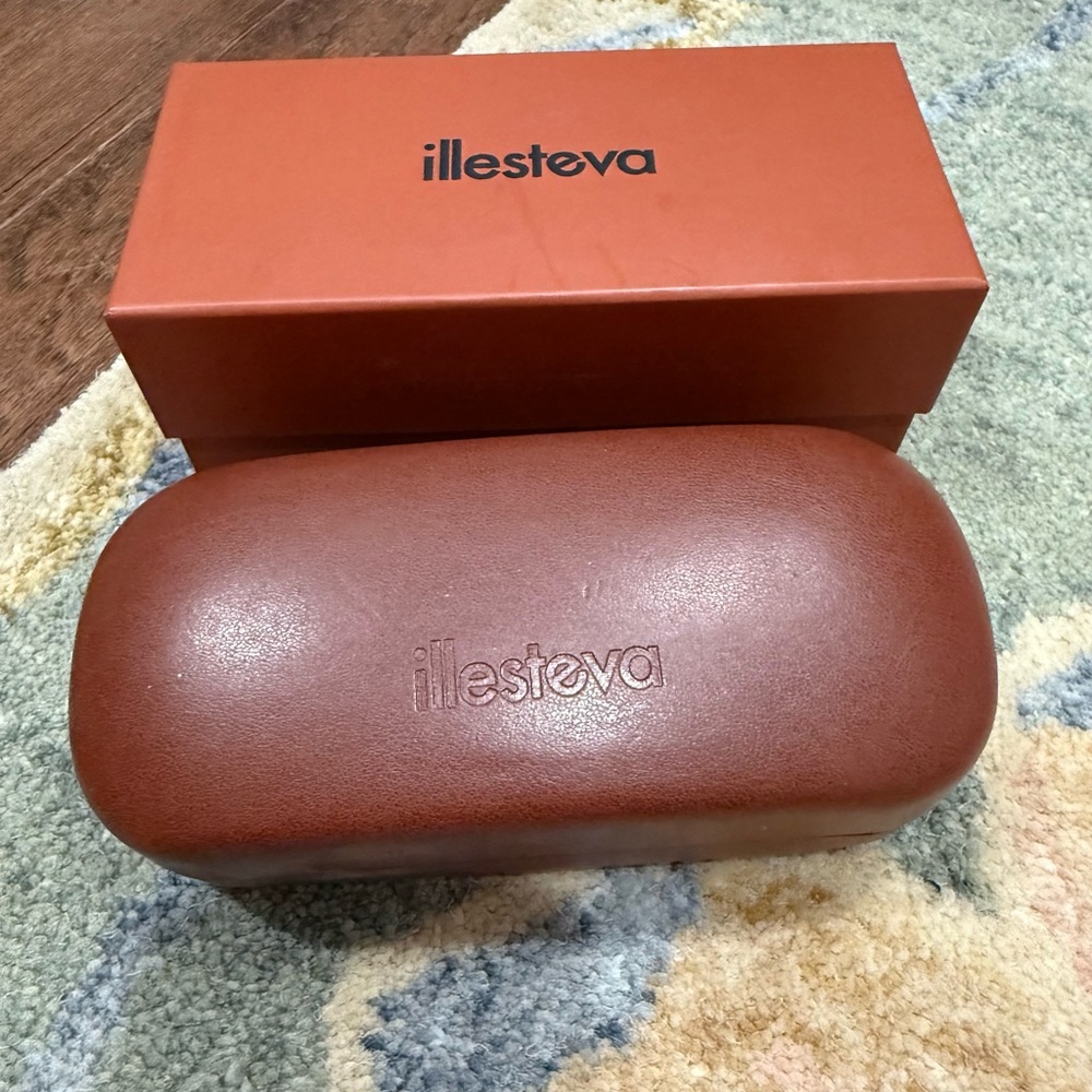 Illesteva Tan Glasses Case with Box